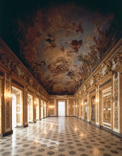 Vista della loggia con affresco sul soffitto che raffigura l